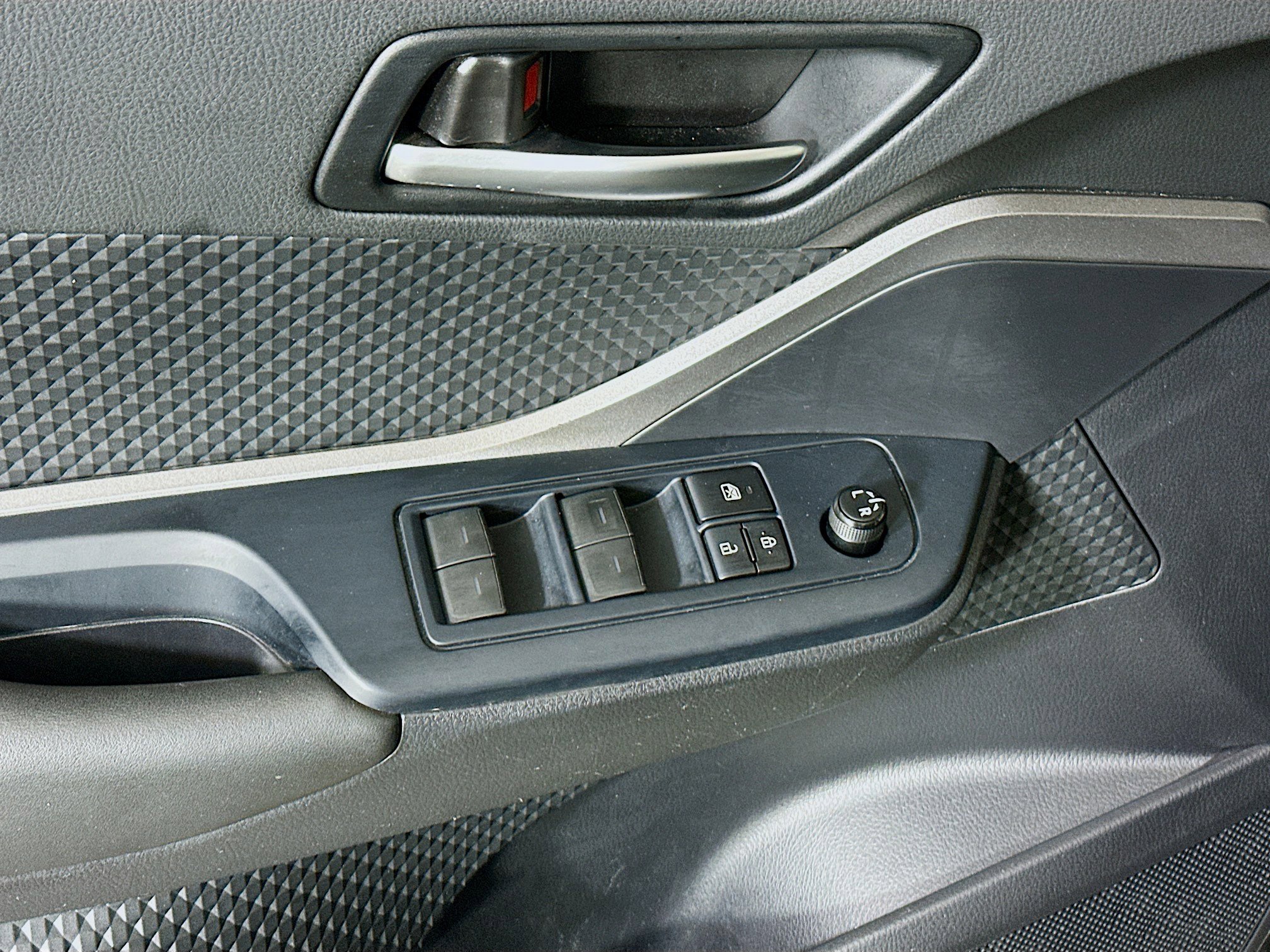 Used 2021 Toyota C-HR LE FWD image 14