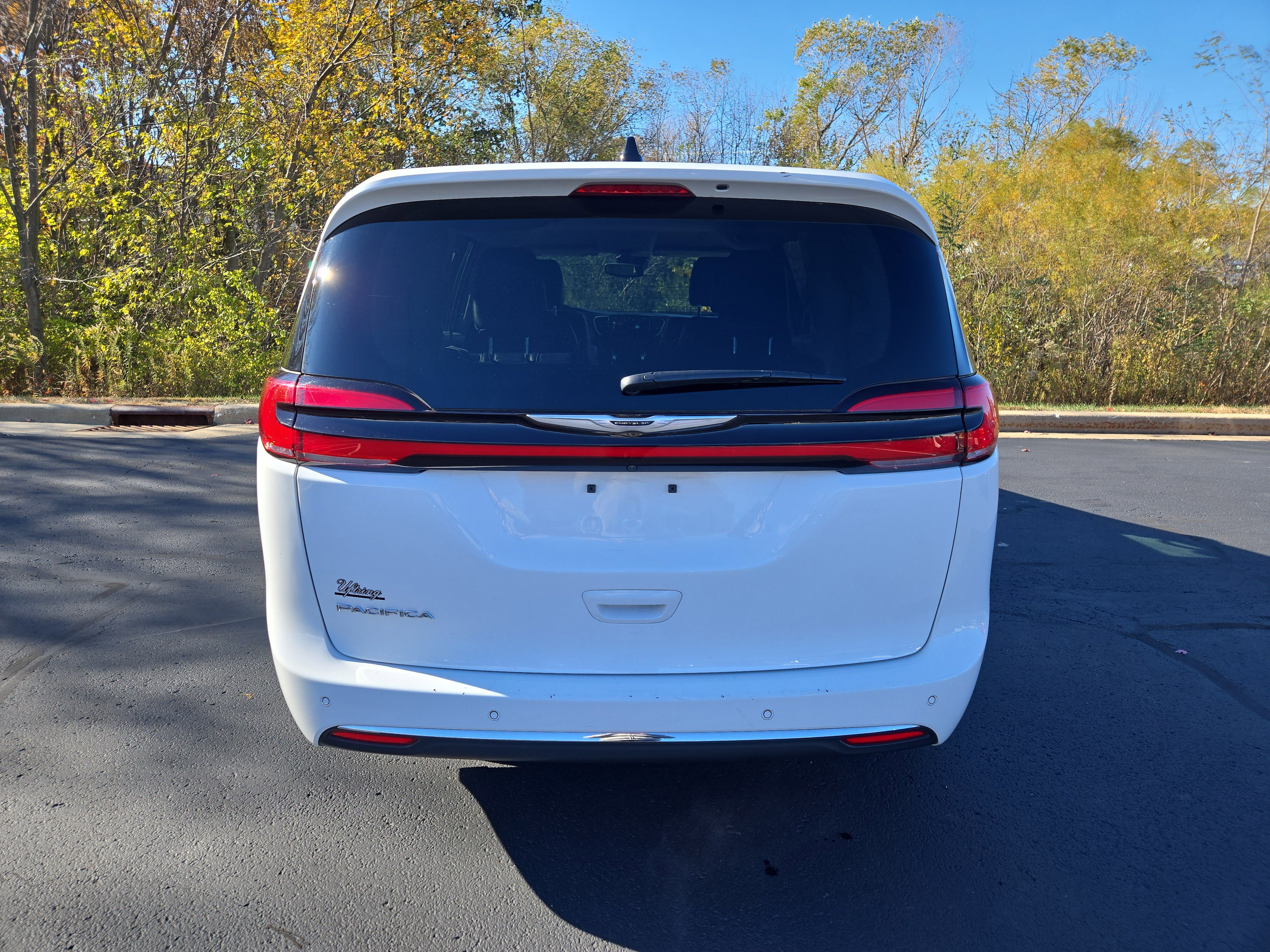 Used 2024 Chrysler Pacifica Touring-L image 8