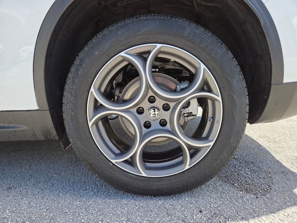 Used 2023 Alfa Romeo Stelvio Sprint image 16