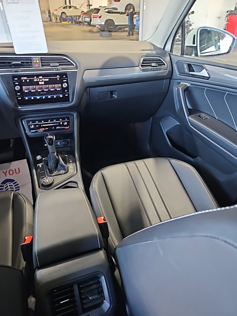 Used 2024 Volkswagen Tiguan SE w/ Panoramic Sunroof Package image 23