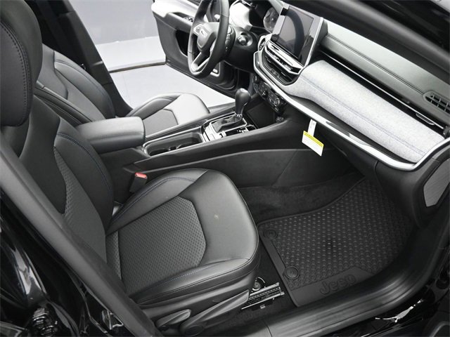 New 2025 Jeep Compass Latitude w/ Sun & Sound Group image 17