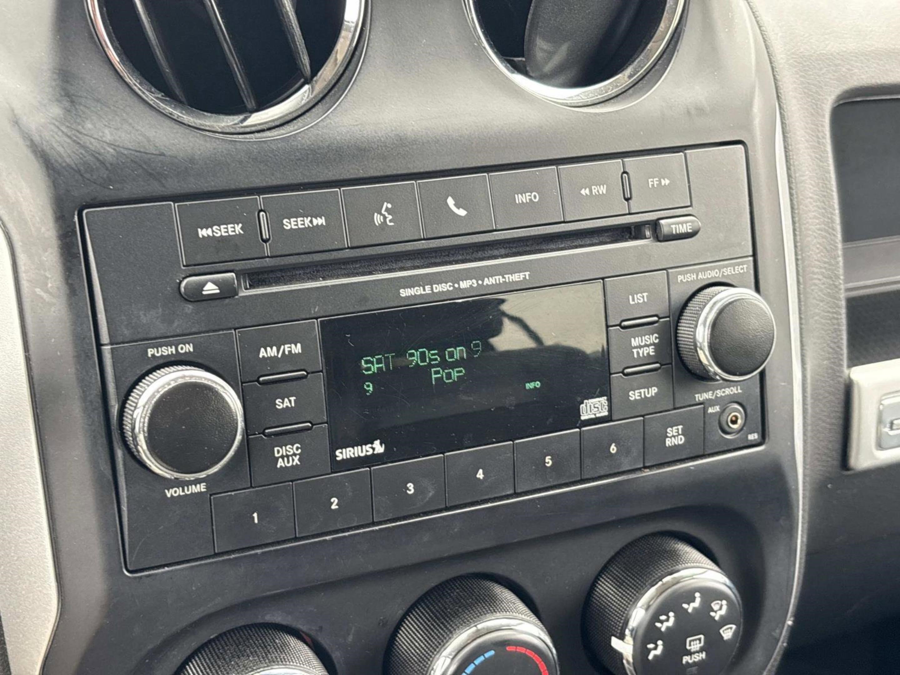 Used 2016 Jeep Compass Latitude image 31