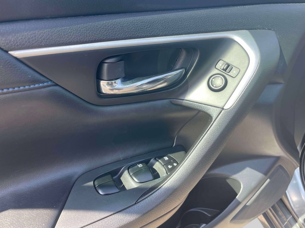 Used 2018 Nissan Altima 2.5 SR w/ Interior Lighting Package FWD image 16