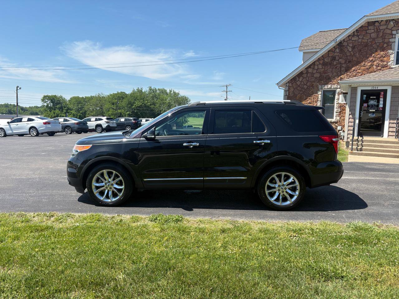 Used 2015 Ford Explorer XLT w/ Equipment Group 202B FWD image 2