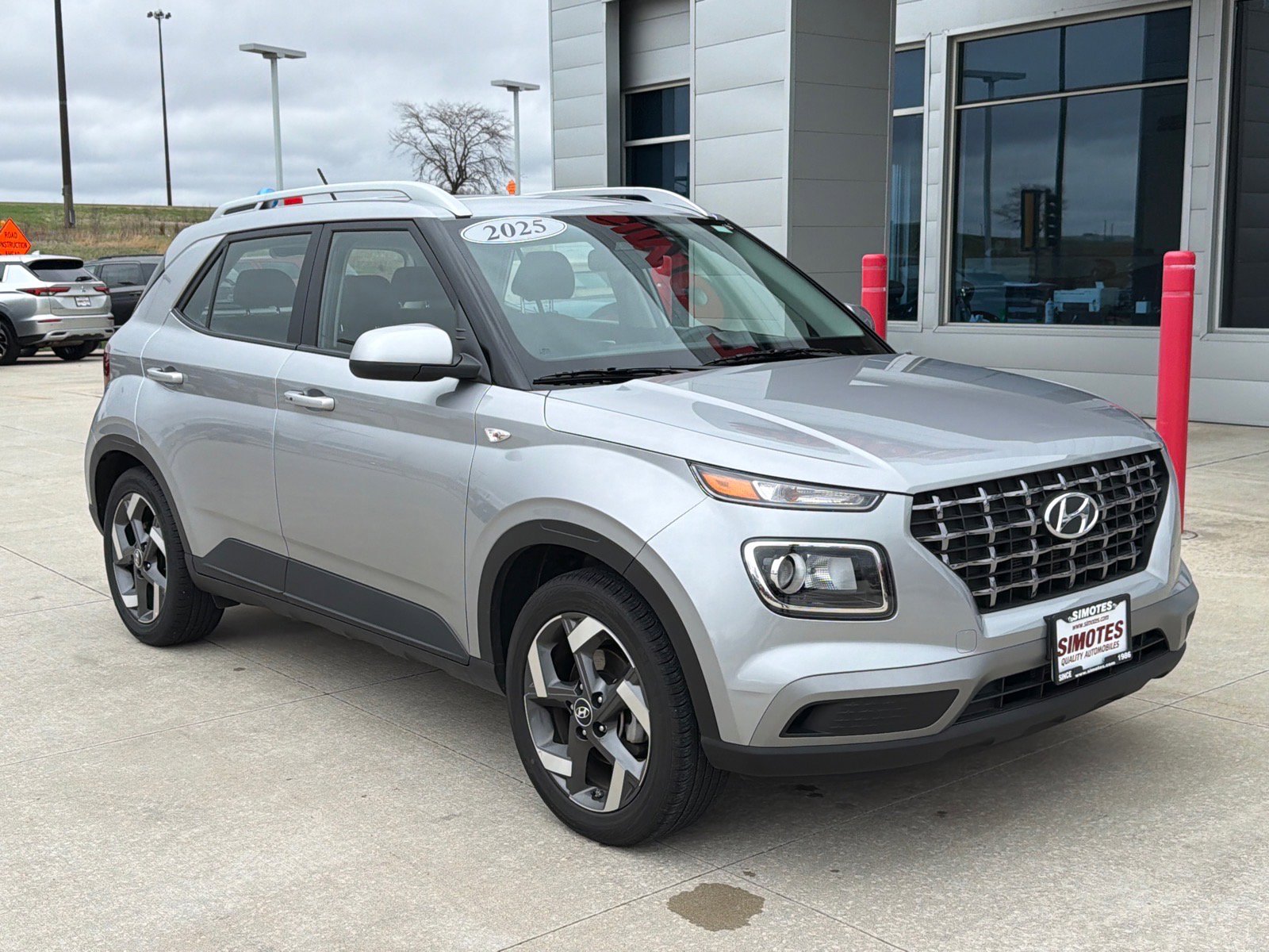 Used 2025 Hyundai Venue SEL image 2