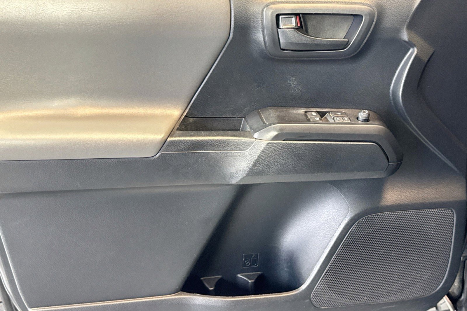 Used 2019 Toyota Tacoma SR w/ SX Package RWD image 16