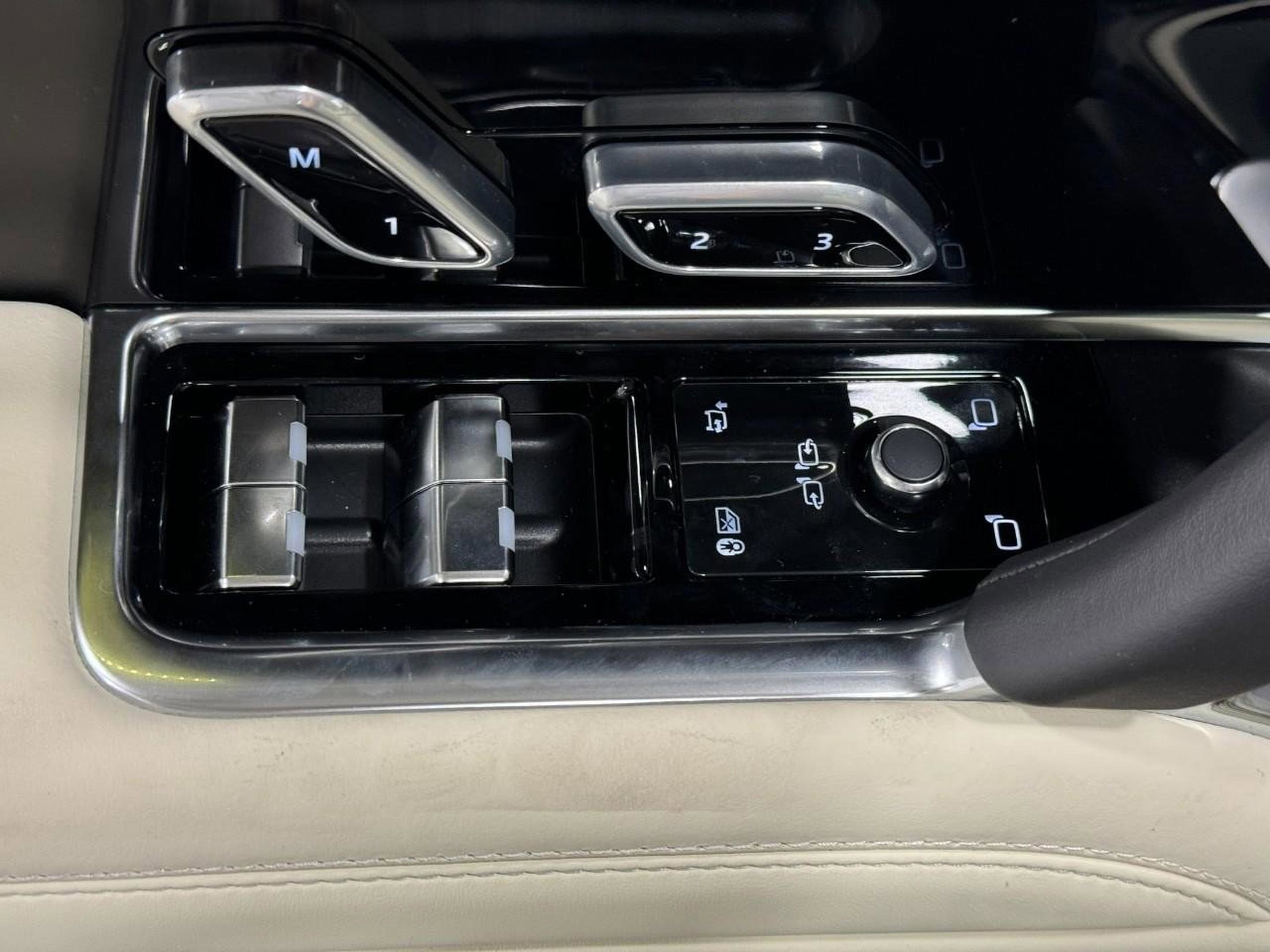 New 2025 Land Rover Range Rover SE image 25