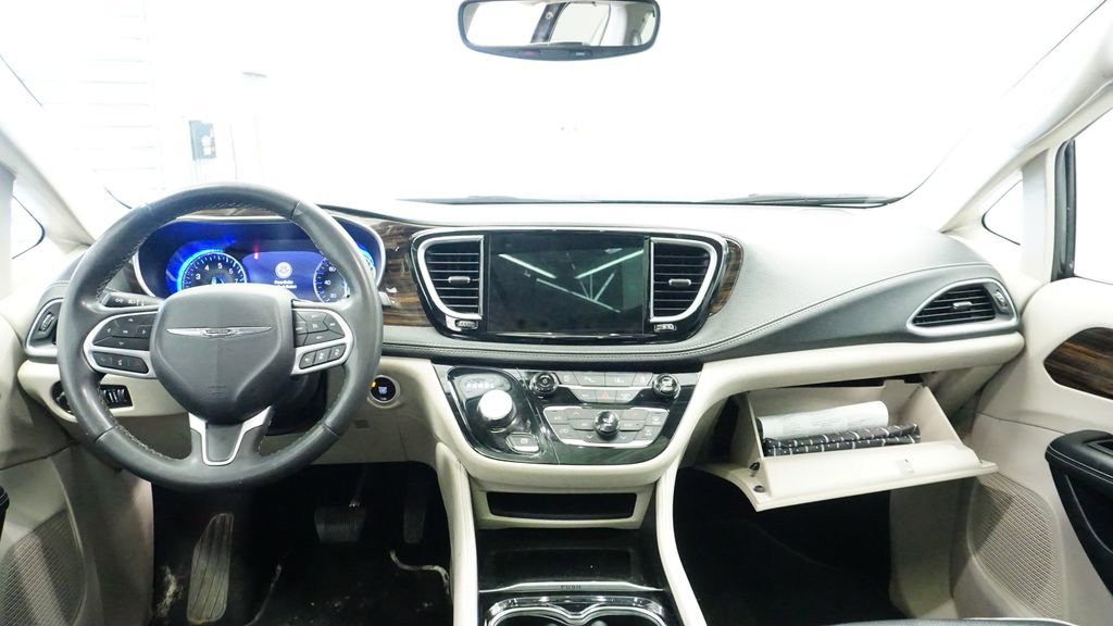 Used 2023 Chrysler Pacifica Limited image 18