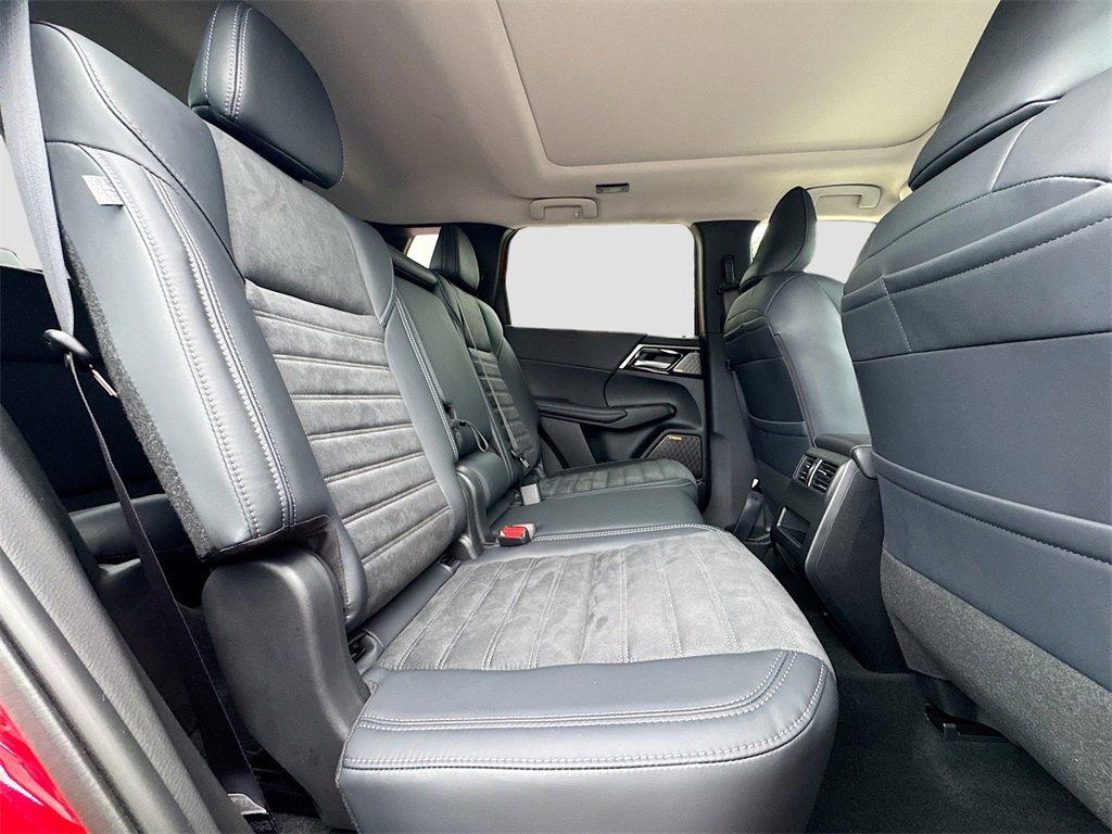 New 2025 Mitsubishi Outlander SE image 30