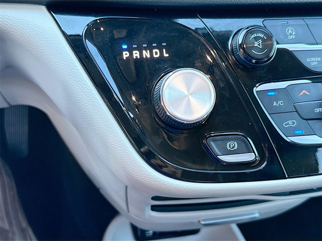 Used 2017 Chrysler Pacifica Touring-L image 17