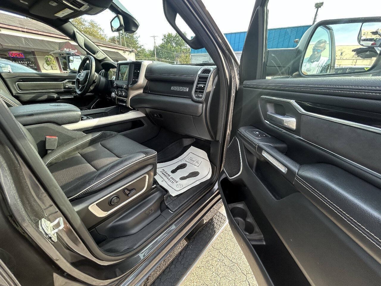 Used 2019 RAM 1500 Laramie w/ Sport Appearance Package AWD/4WD image 8
