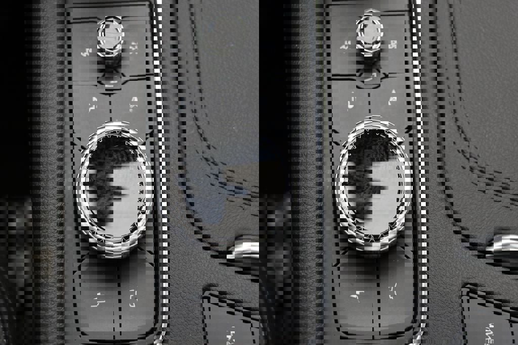 Used 2025 Cadillac XT6 Premium Luxury image 29