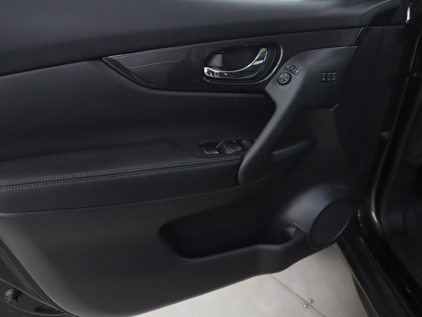 Used 2018 Nissan Rogue SV w/ Premium Package image 22