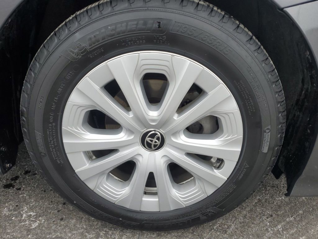 Used 2021 Toyota Prius LE image 11