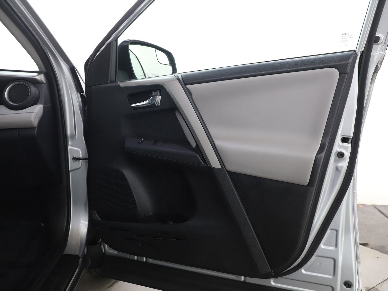 Used 2016 Toyota RAV4 XLE AWD/4WD image 9
