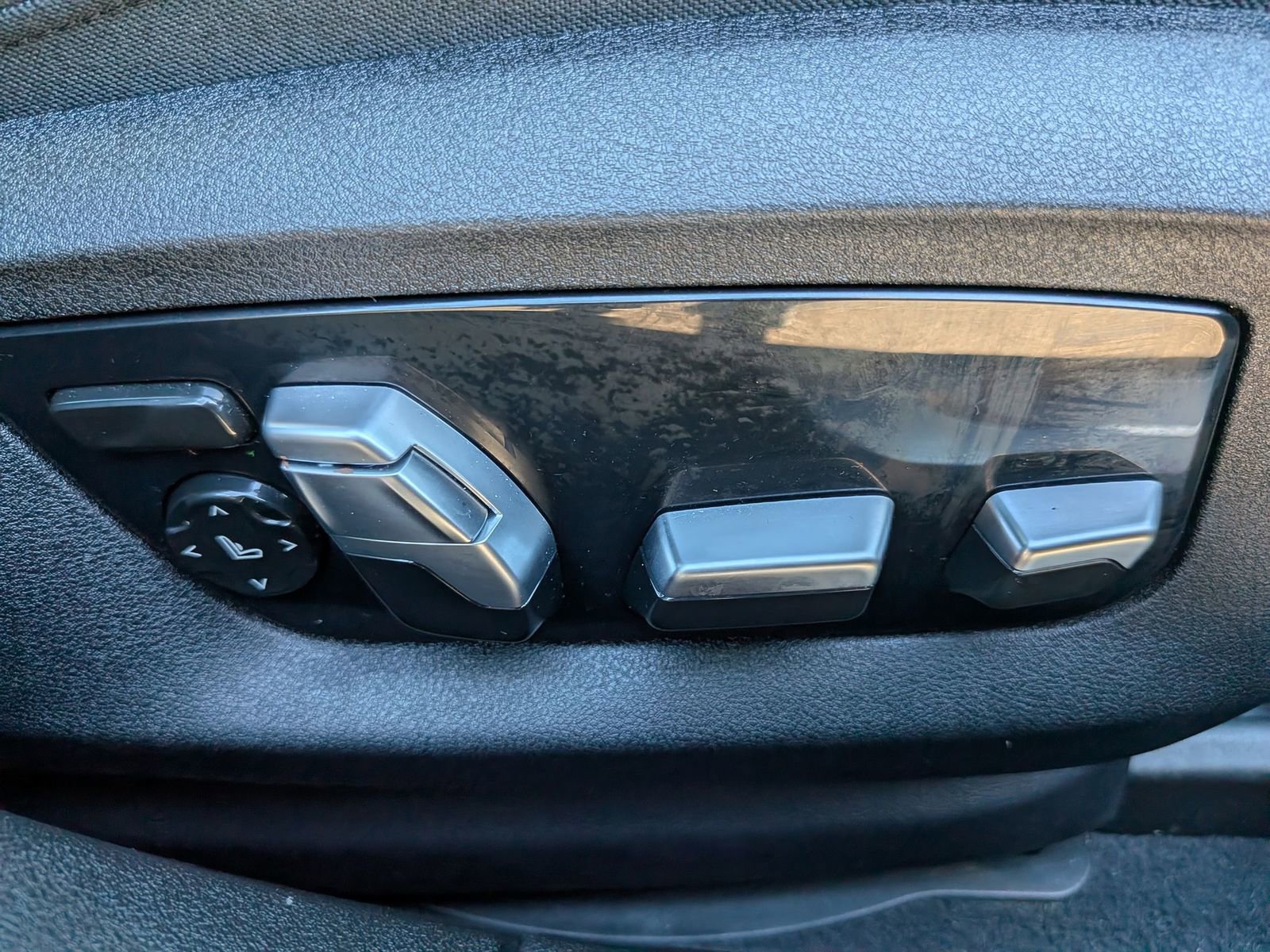 Used 2022 BMW 740i xDrive w/ M Sport Package AWD/4WD image 40
