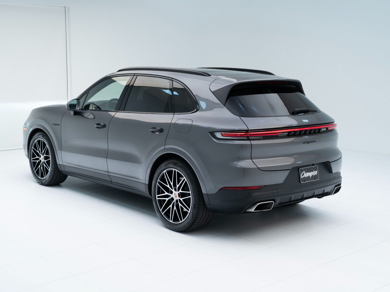 Certified 2025 Porsche Cayenne GTS AWD/4WD image 3