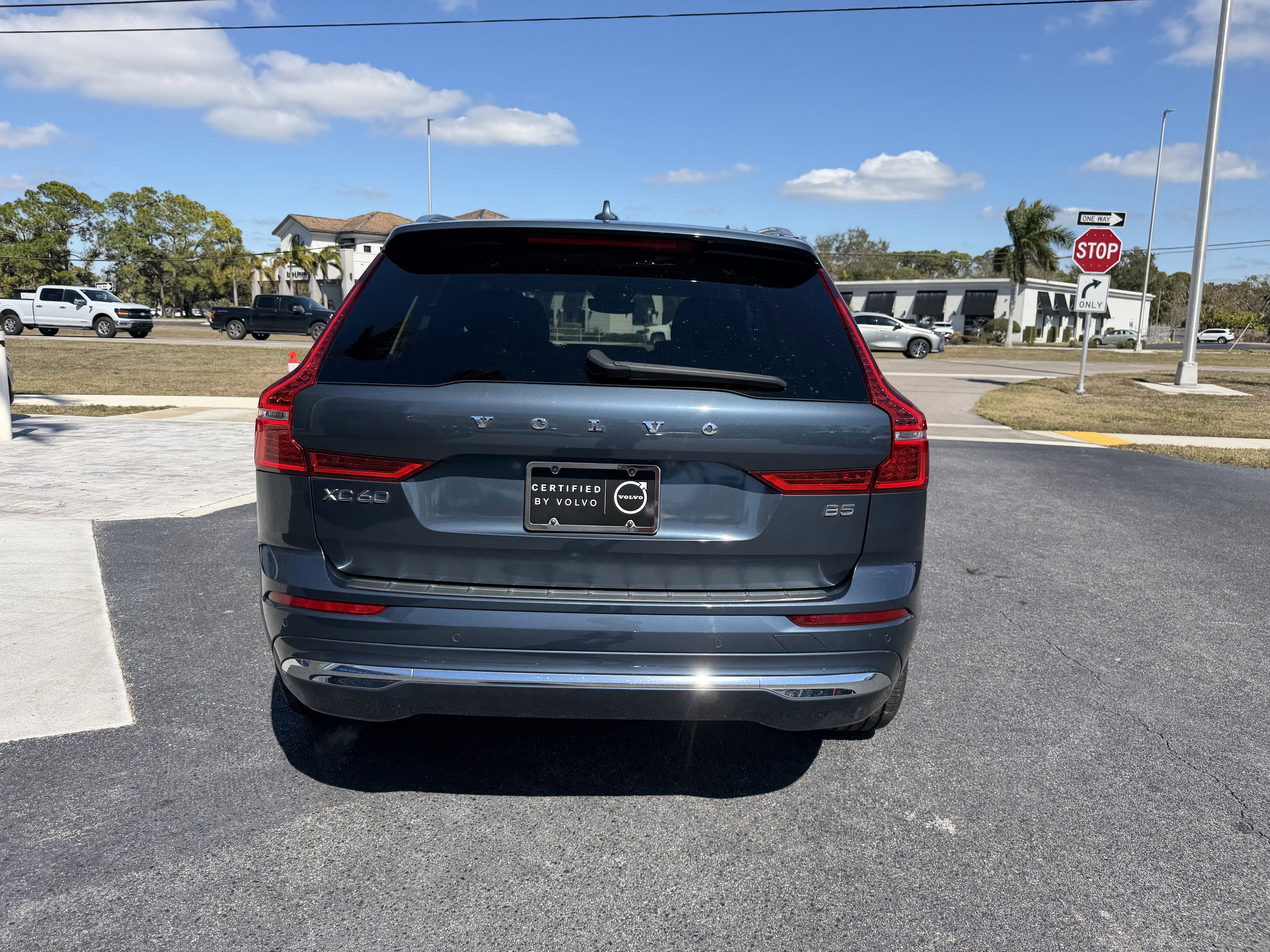 Certified 2023 Volvo XC60 B5 Ultimate w/ Protection Package Premier image 4