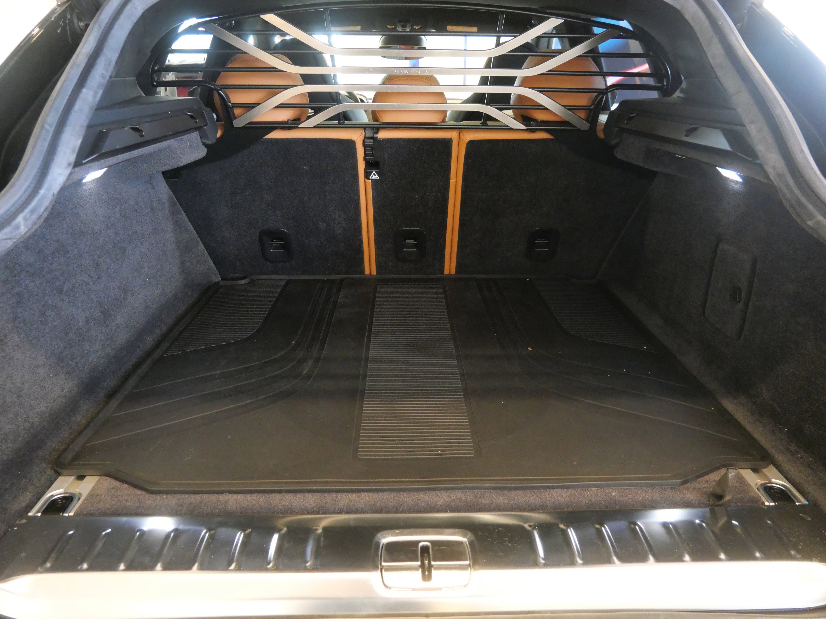 Used 2023 Aston Martin DBX image 24