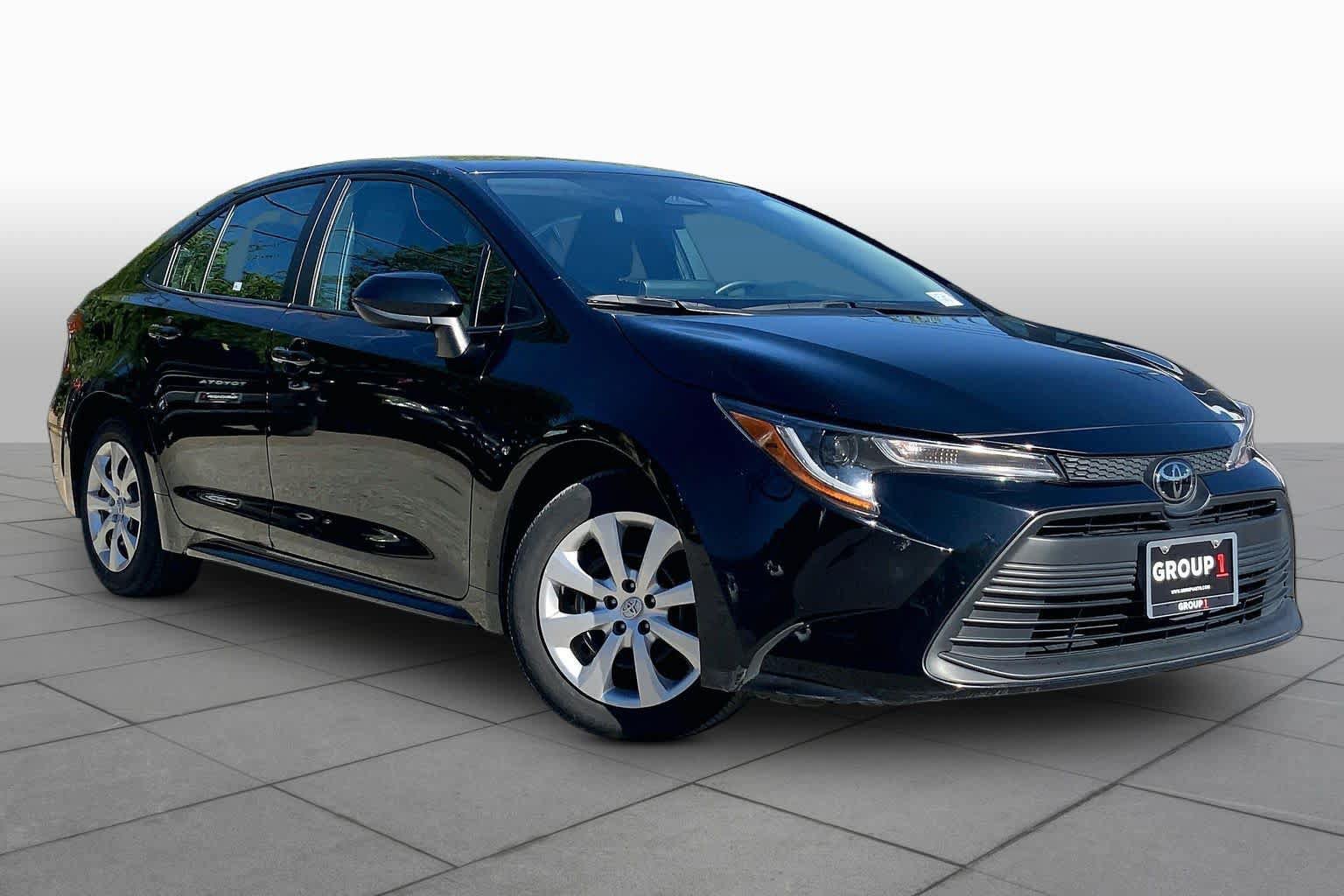 Used 2025 Toyota Corolla LE FWD image 3