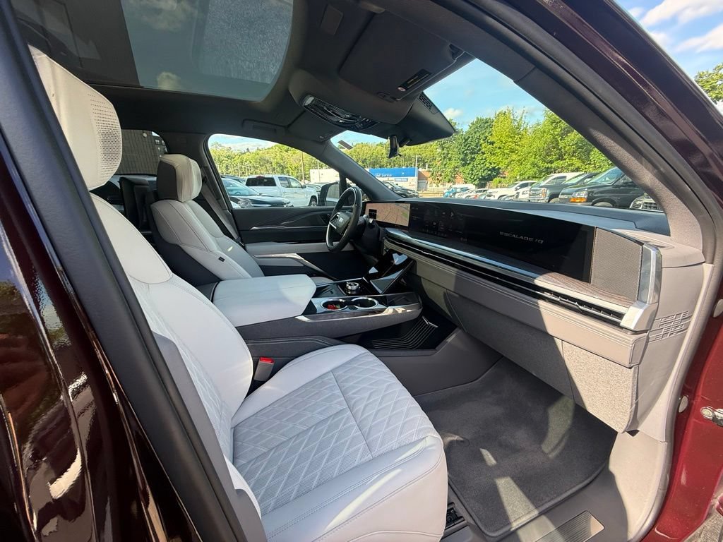 Used 2025 Cadillac Escalade IQ Luxury 1 w/ LPO, Radiant Package AWD/4WD image 17