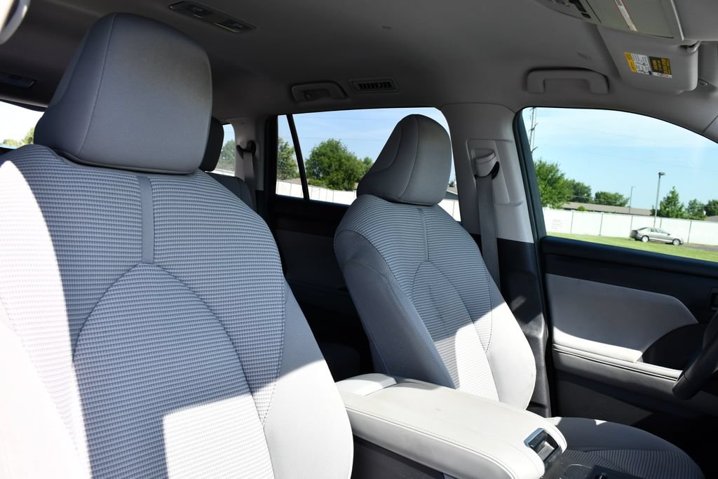 Used 2021 Toyota Highlander LE FWD image 32