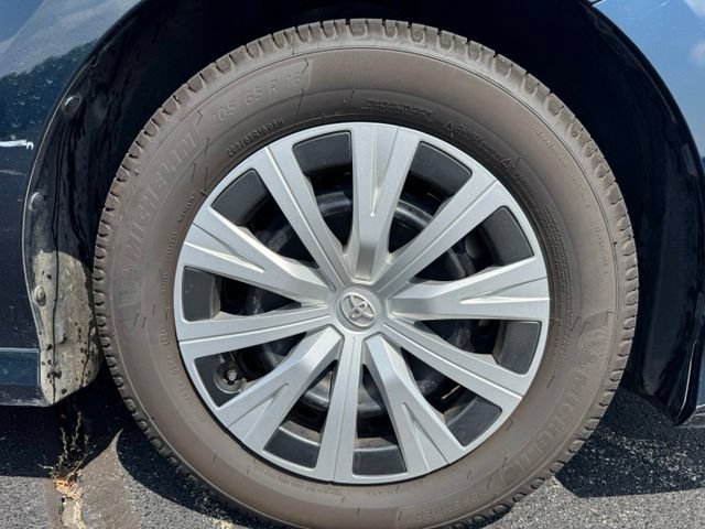 Used 2019 Toyota Camry LE FWD image 9
