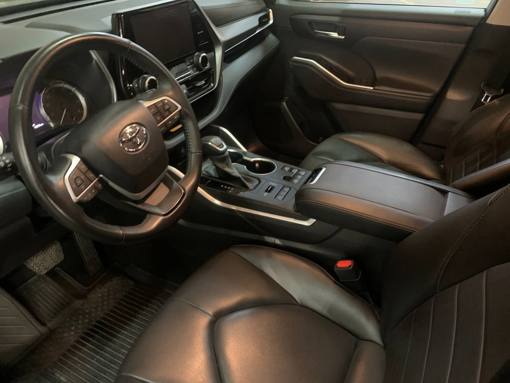 Used 2023 Toyota Highlander XLE image 11