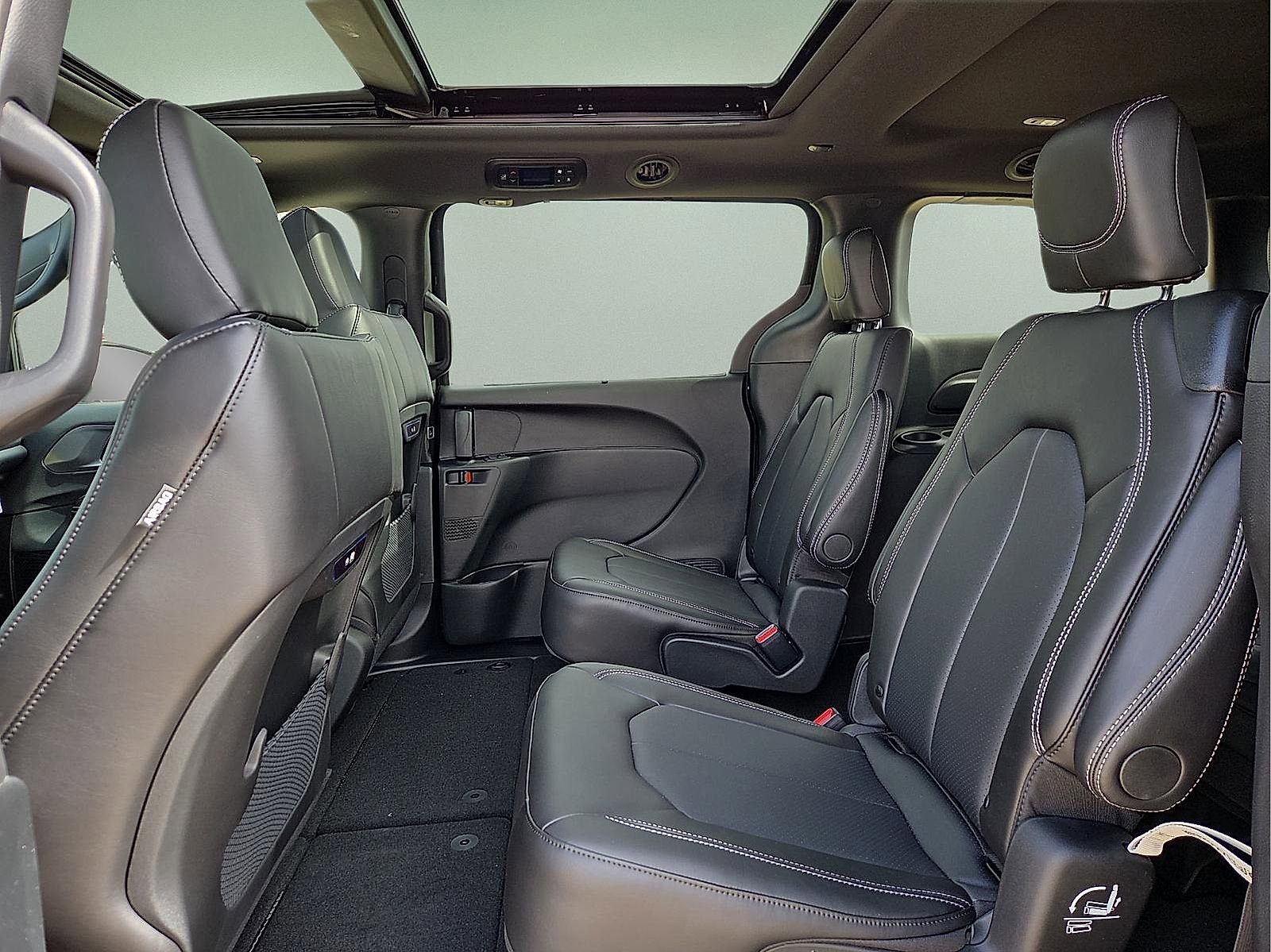 New 2026 Chrysler Pacifica Select w/ S Appearance Package image 11