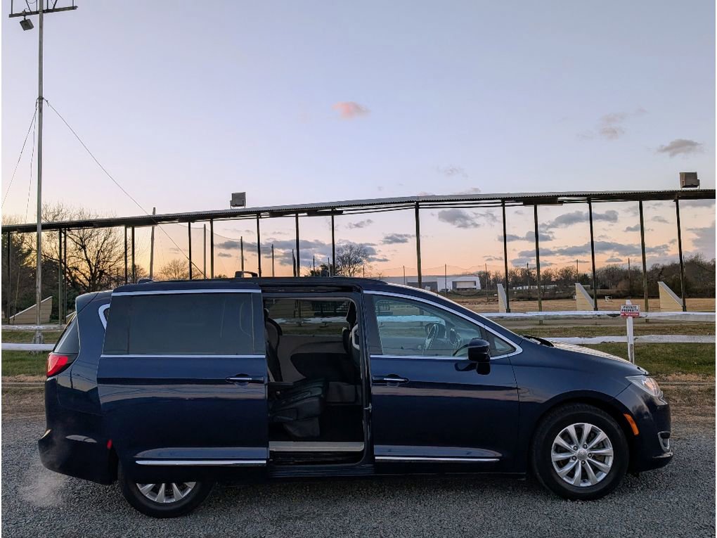 Used 2017 Chrysler Pacifica Touring-L image 12