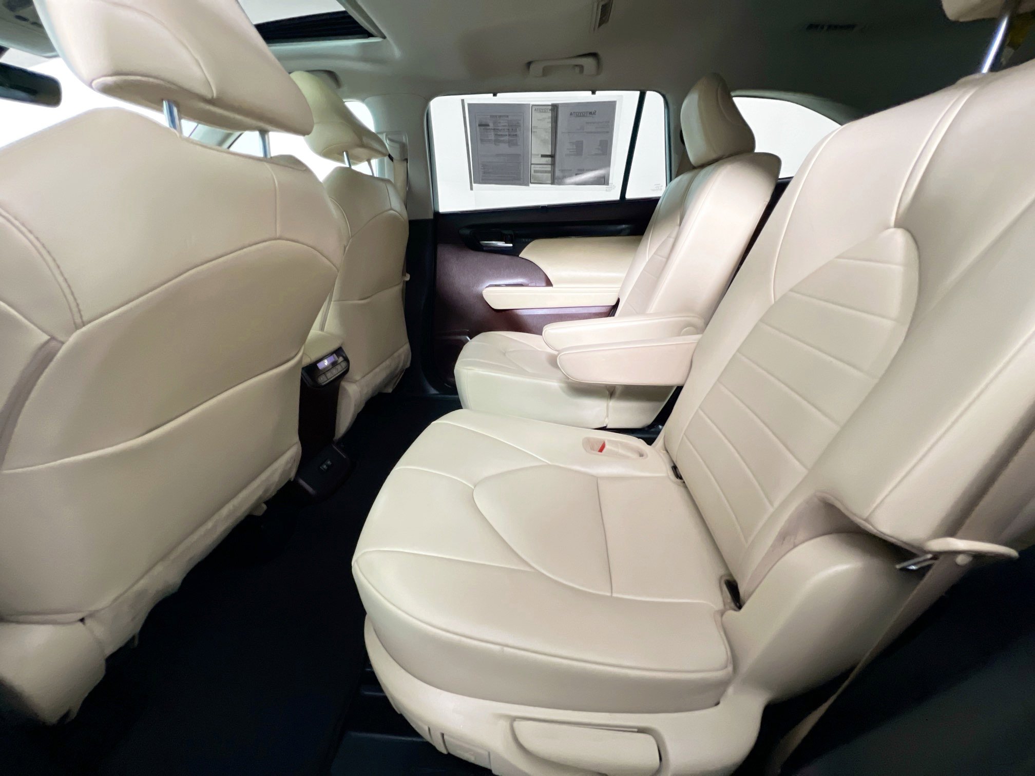 Used 2020 Toyota Highlander XLE image 29