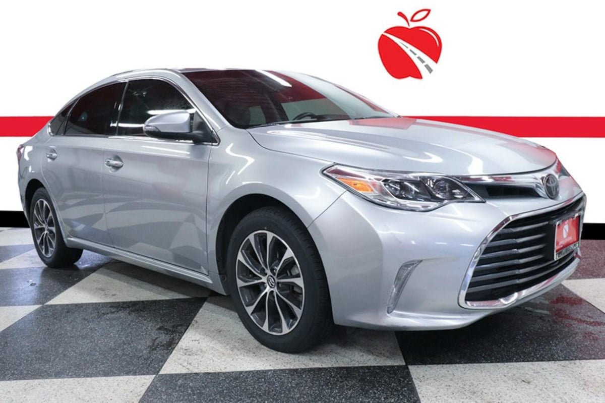 Used 2018 Toyota Avalon XLE Premium FWD image 1