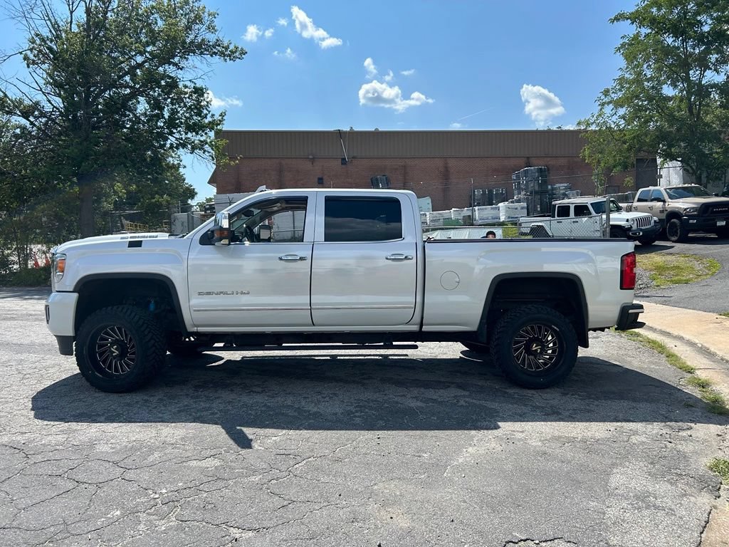 Used 2019 GMC Sierra 2500 Denali w/ Duramax Plus Package AWD/4WD image 2