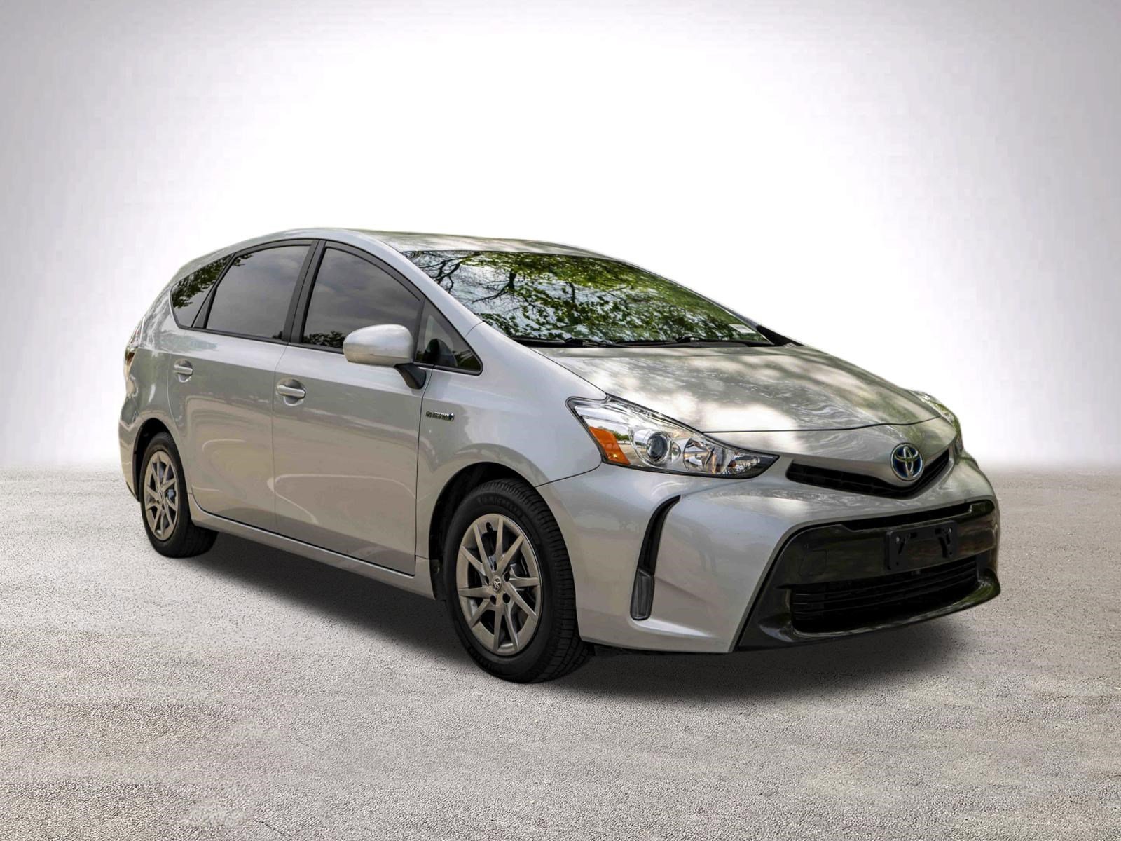 Used 2017 Toyota Prius V Three image 2