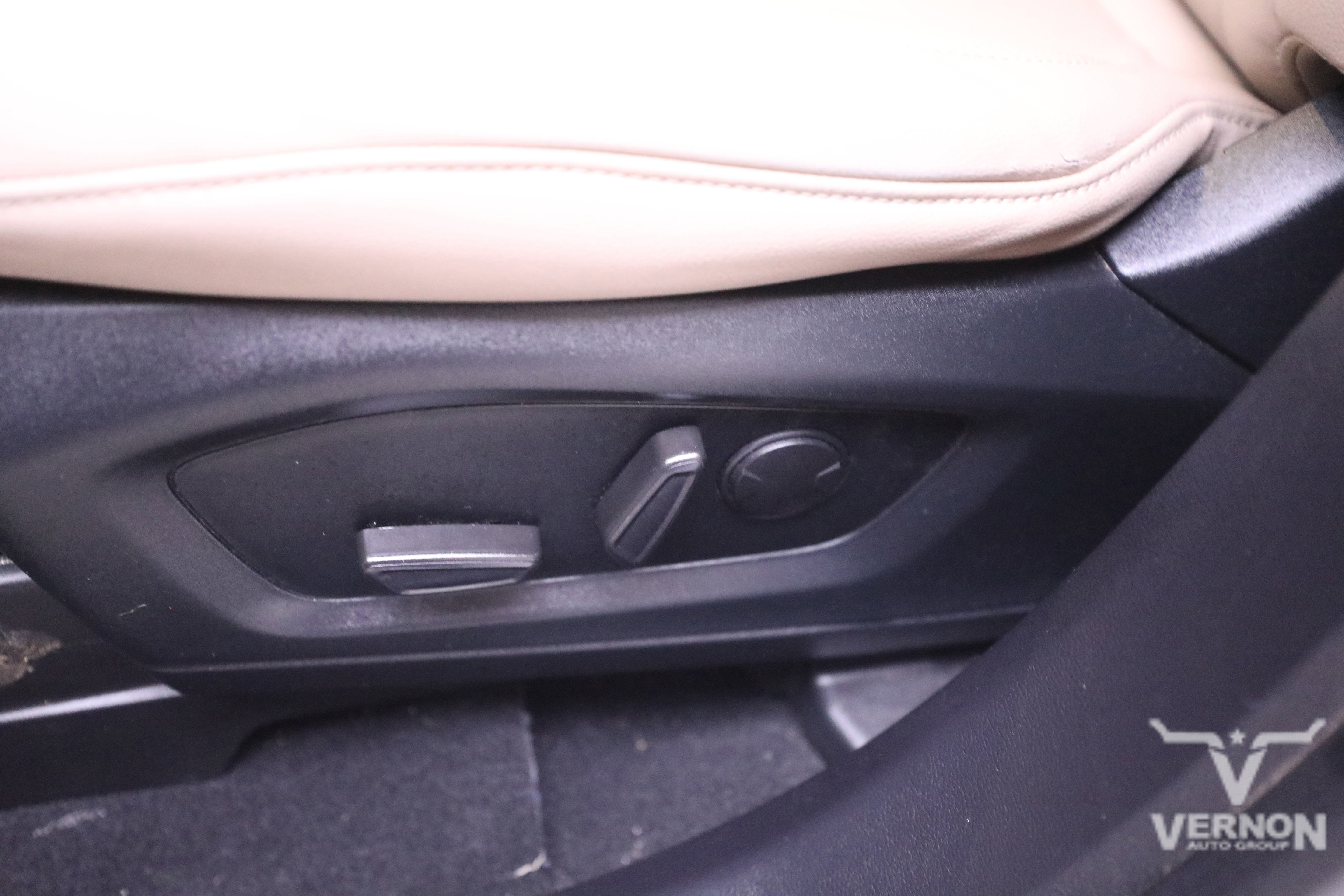 Used 2020 Ford Explorer XLT w/ Equipment Group 202A image 14