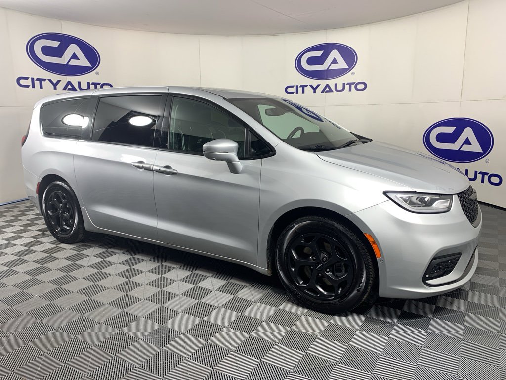 Used 2022 Chrysler Pacifica Limited w/ Uconnect Theater Family Group image 1