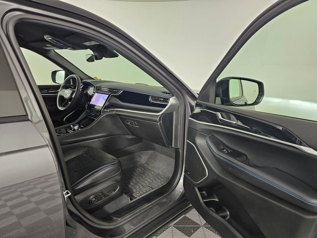 Used 2022 Jeep Grand Cherokee Trailhawk AWD/4WD image 36