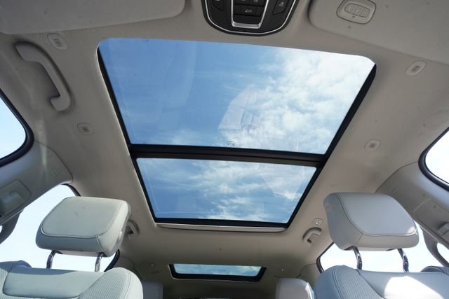 Used 2024 Jeep Wagoneer 4WD w/ Premium Group I image 12