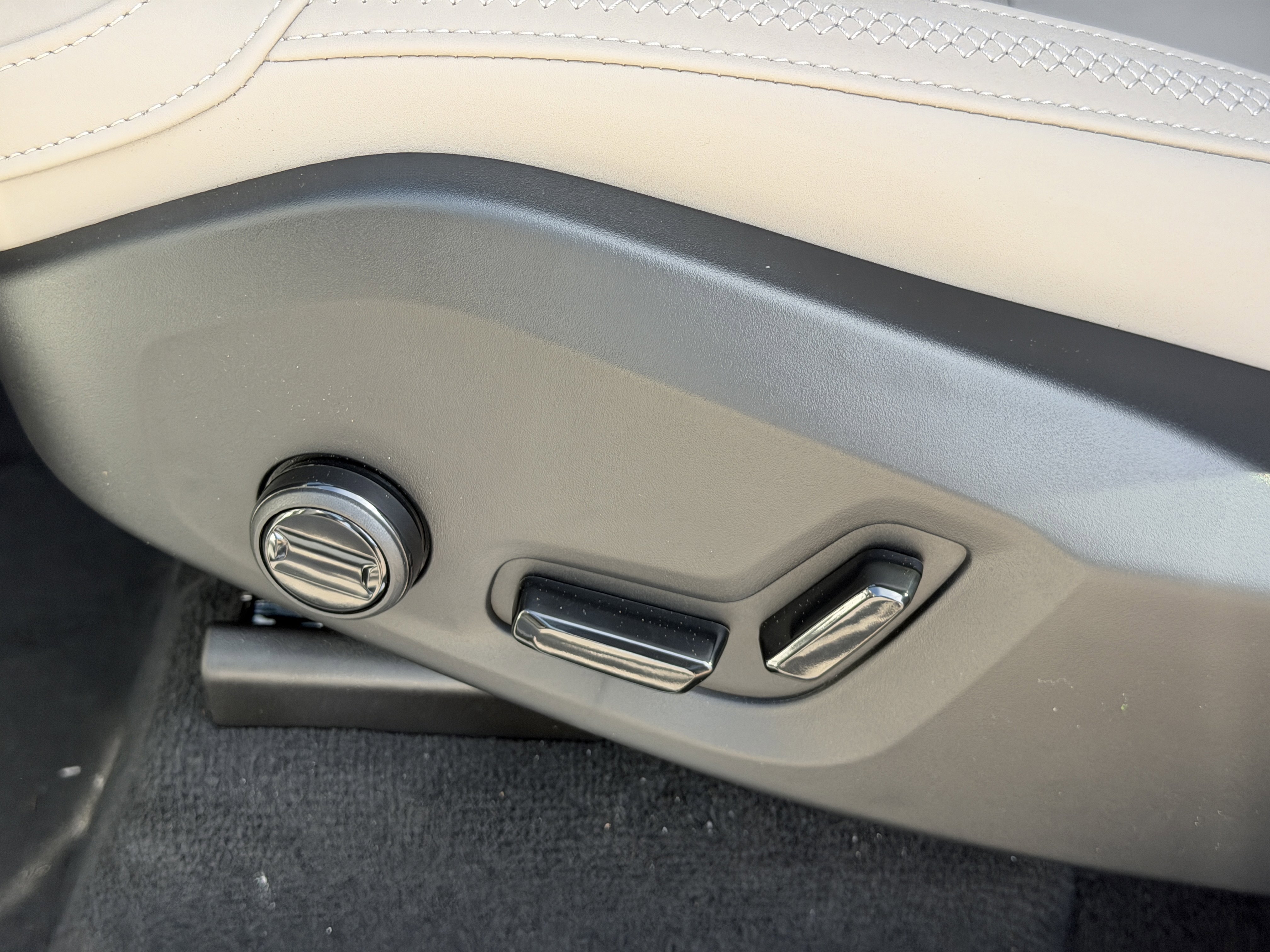 New 2026 Volvo XC90 B5 Core w/ Protection Package image 18