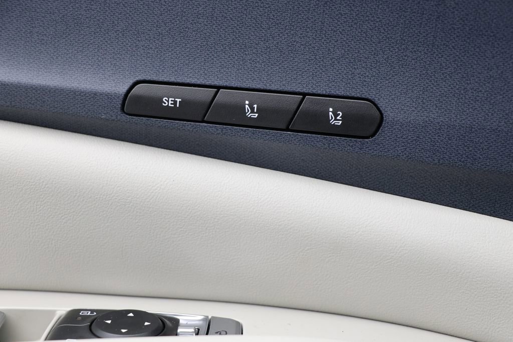 Used 2025 Kia Carnival EX FWD image 28