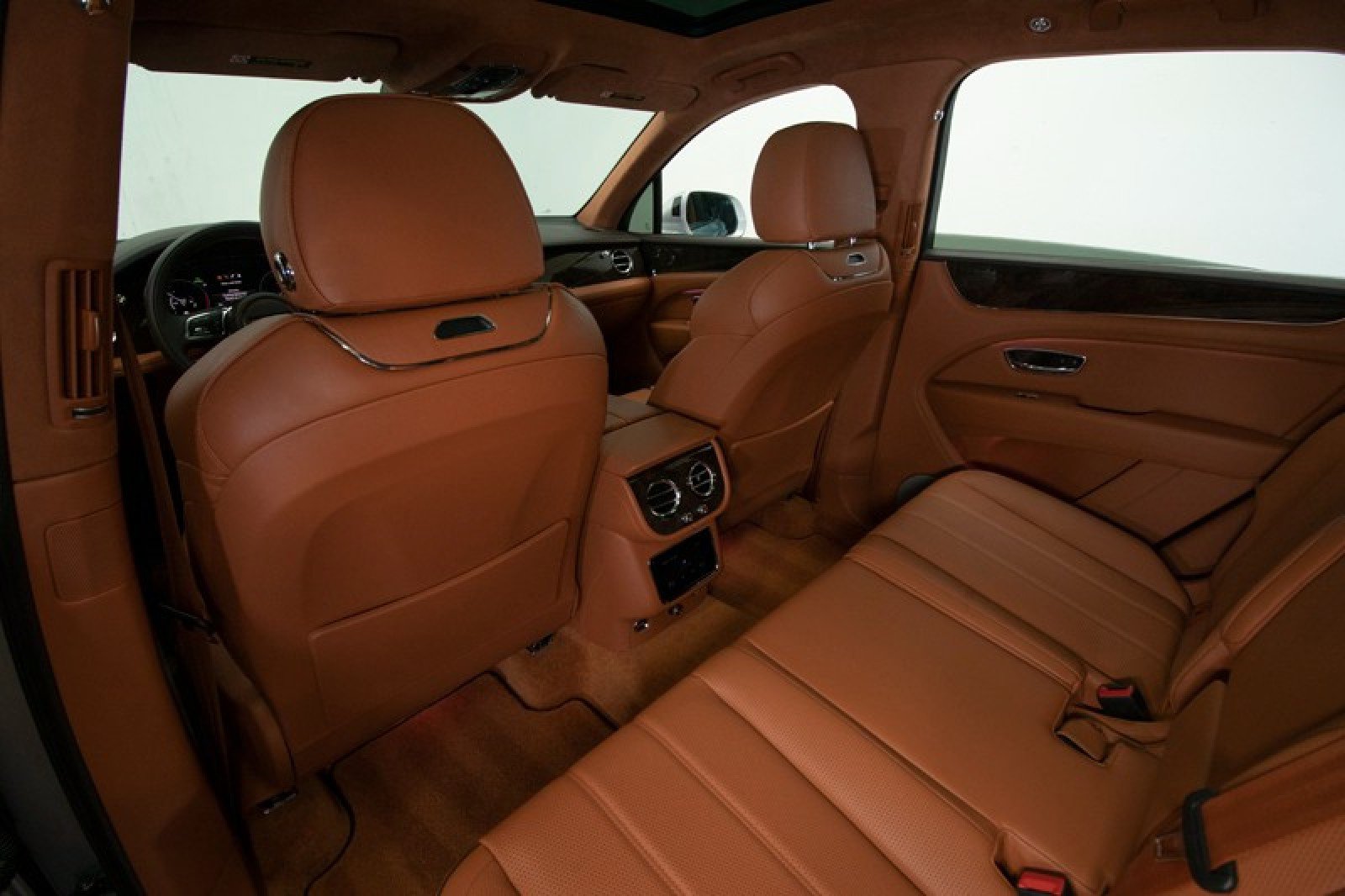 Used 2023 Bentley Bentayga Plug-In Hybrid image 49