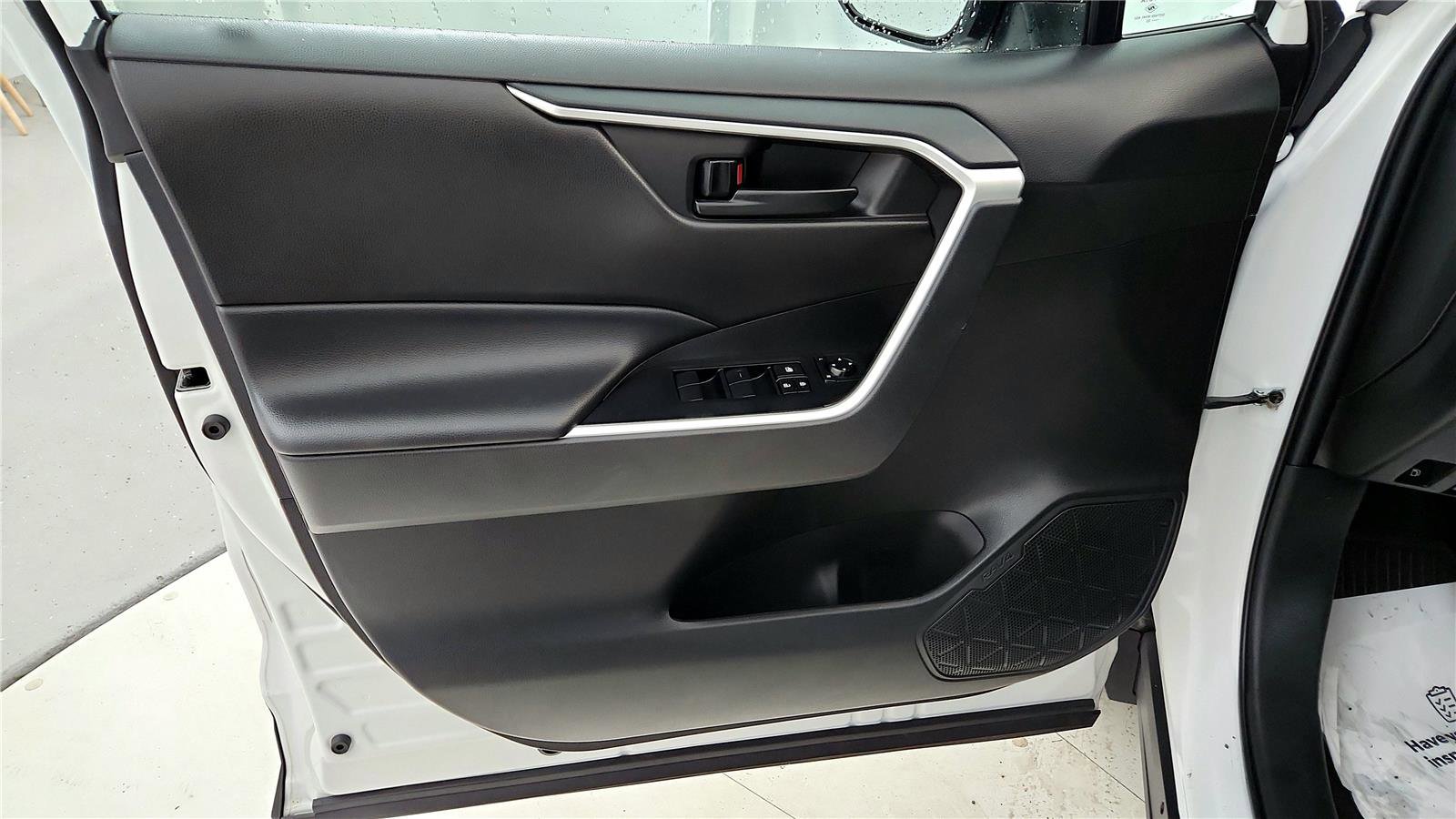 Used 2022 Toyota RAV4 LE image 22