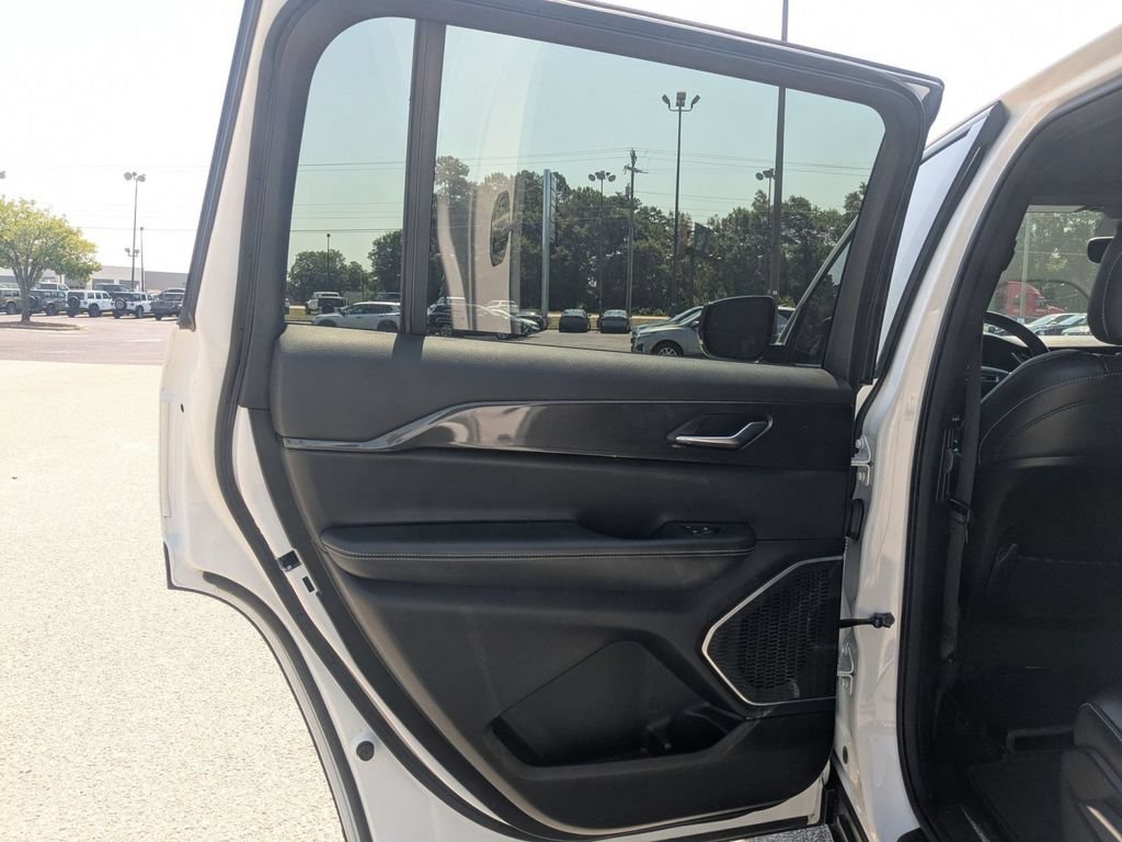 Used 2022 Jeep Grand Cherokee L Laredo AWD/4WD image 24