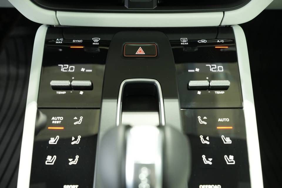 Certified 2026 Porsche Macan AWD/4WD image 21