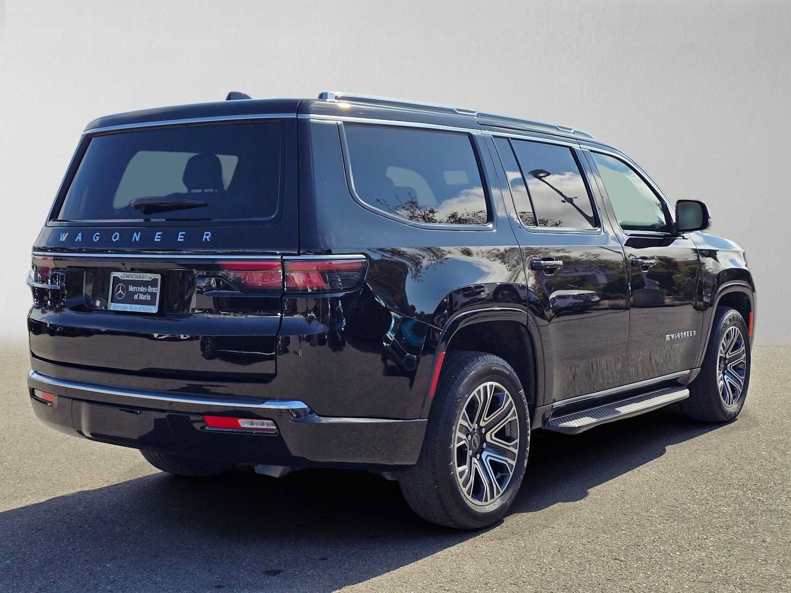 Used 2025 Jeep Wagoneer 4WD image 3
