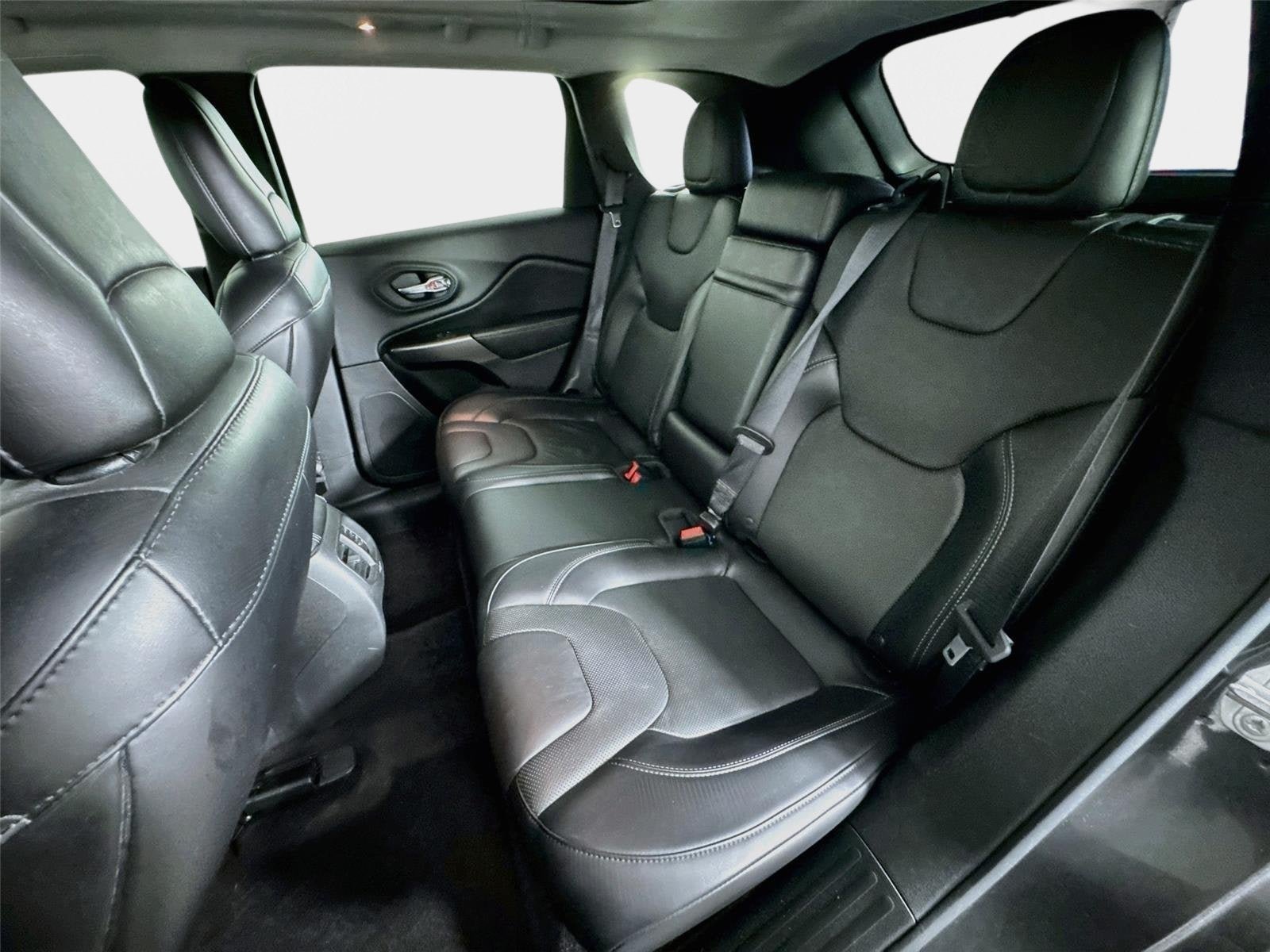 Used 2019 Jeep Cherokee Limited w/ Technology Group FWD image 22