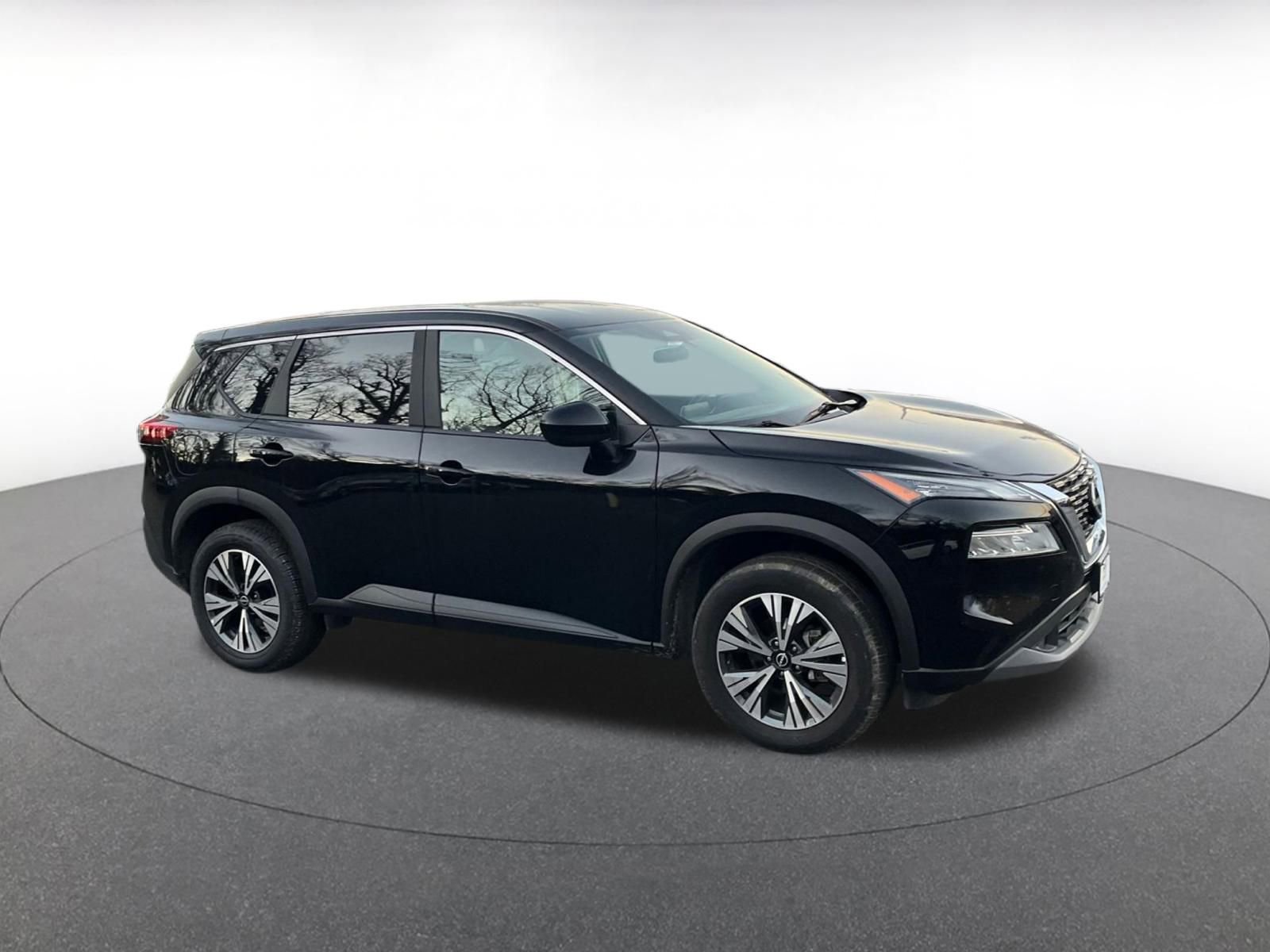 Used 2023 Nissan Rogue SV image 2