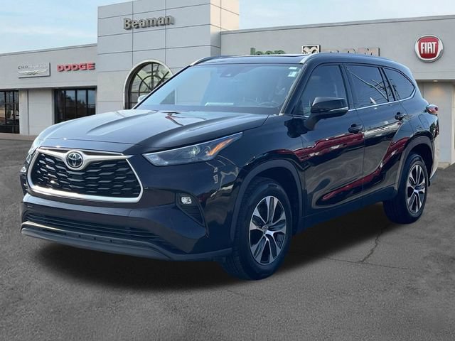 Used 2022 Toyota Highlander XLE FWD image 3