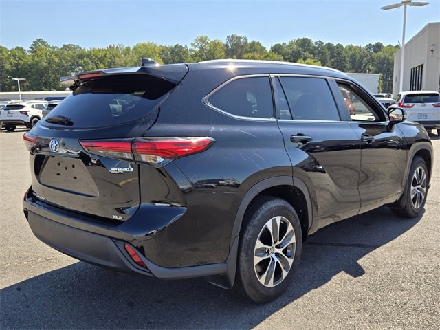 Used 2023 Toyota Highlander XLE image 3