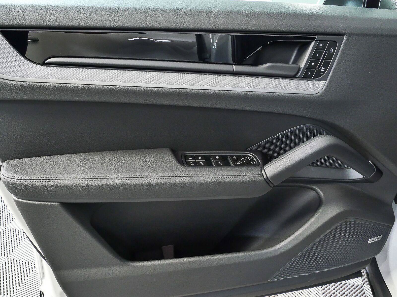 New 2026 Porsche Cayenne AWD/4WD image 6